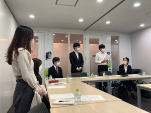 株式会社エルハンド　会議室で、社員教育