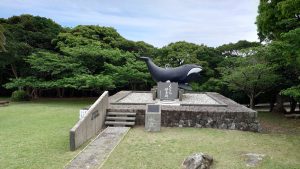 室長日記「梶取埼公園・くじら供養碑」