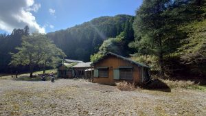 室長日記「国道157号 沿いの旧黒津小学校跡」